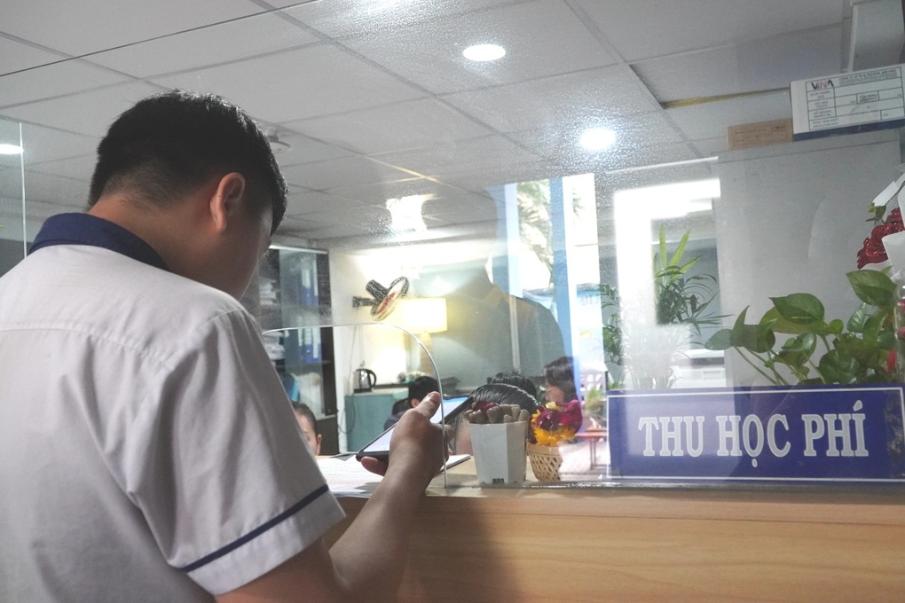 Studenten „rufen um Hilfe“ wegen neuer Studiengebührenpolitik, Universität passt sich an – 3 Sinh viên “kêu cứu vì chính sách học phí mới, trường đại học điều chỉnh - 3