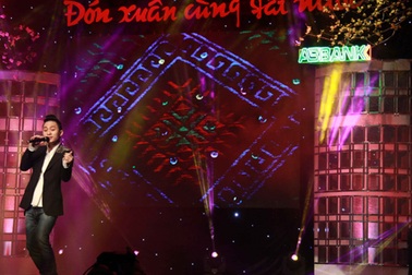 Tùng Dương hát Chiếc Khăn Piêu tri ân đồng bào nghèo Tây Bắc