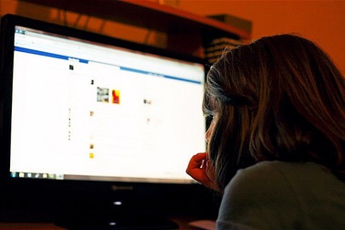 Phụ huynh tá hỏa phát hiện ảnh nhạy cảm trong máy tính của con