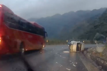 Đổ đèo tốc độ cao, ôtô lật nghiêng giữa đường