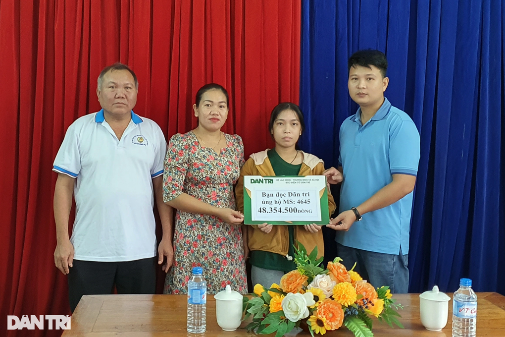 Nữ sinh mồ côi mẹ, bố bỏ đi xa được bạn đọc giúp hơn 100 triệu đồng - 1 Nữ sinh mồ côi mẹ, bố bỏ đi xa được bạn đọc giúp hơn 100 triệu đồng - 1