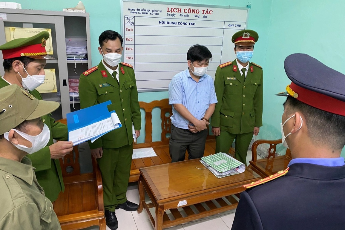 Bắt tạm giam Giám đốc và Kế toán trưởng CDC Thừa Thiên Huế - 1 Bắt tạm giam Giám đốc và Kế toán trưởng CDC Thừa Thiên Huế - 1