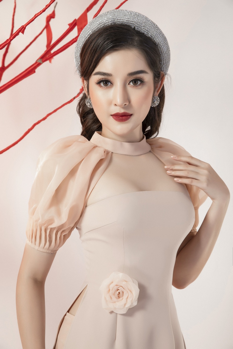 Sau sự cố bị ngất ở sân bay cuối năm, Huyền My tái xuất gợi cảm ngày Tết - 7 Sau sự cố bị ngất ở sân bay cuối năm, Huyền My tái xuất gợi cảm ngày Tết - 7