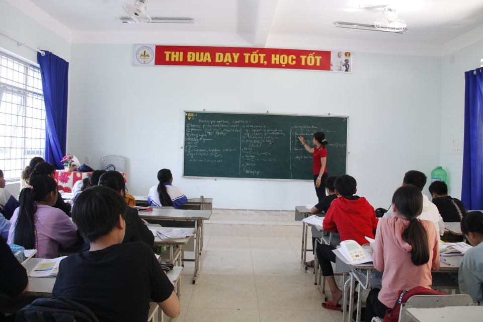 Học sinh huyện nghèo thoát cảnh bỏ học, học tạm bợ nhờ Chương trình 30a - 2 Học sinh huyện nghèo thoát cảnh bỏ học, học tạm bợ nhờ Chương trình 30a - 2