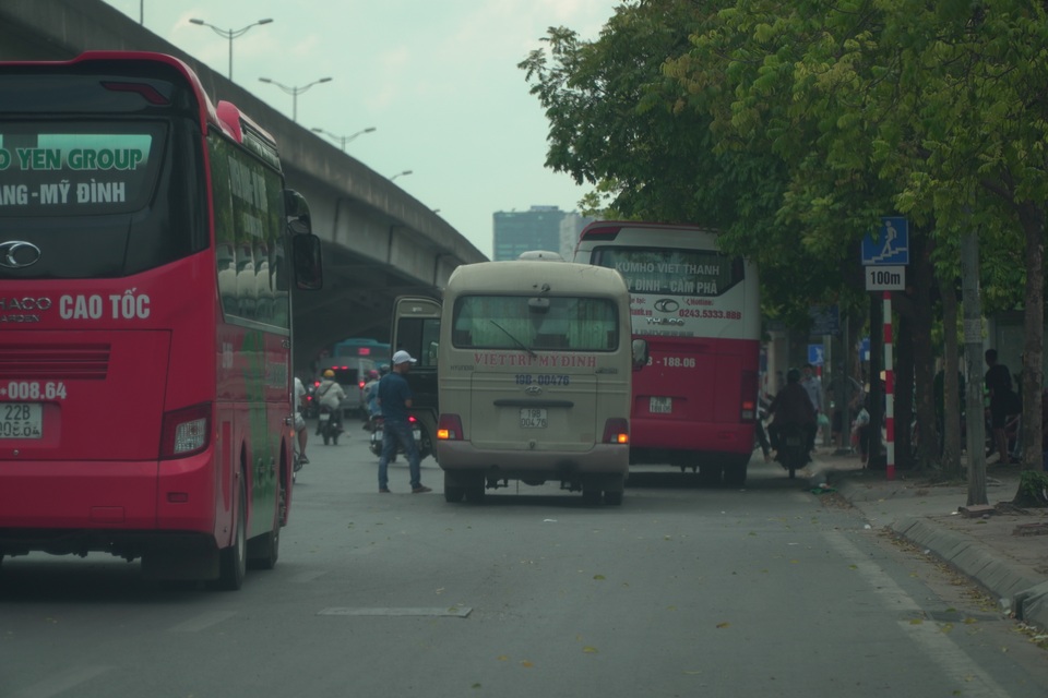 Hà Nội: Nhìn từ trên cao cảnh xe khách “bát nháo” dừng đỗ, đón trả khách - 2 Hà Nội: Nhìn từ trên cao cảnh xe khách “bát nháo” dừng đỗ, đón trả khách - 2