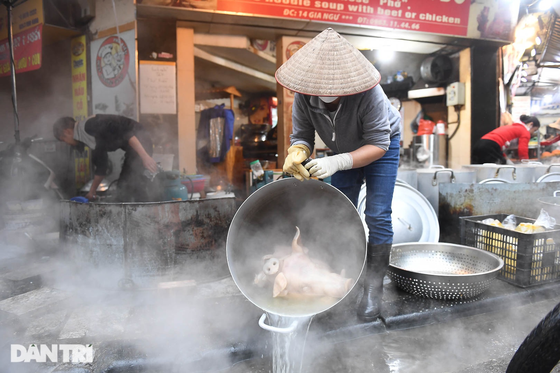 Chi tiền triệu mua đầu lợn luộc, gà cánh tiên cúng Rằm tháng Giêng ở Hà Nội - 11 Chi tiền triệu mua đầu lợn luộc, gà cánh tiên cúng Rằm tháng Giêng ở Hà Nội - 11