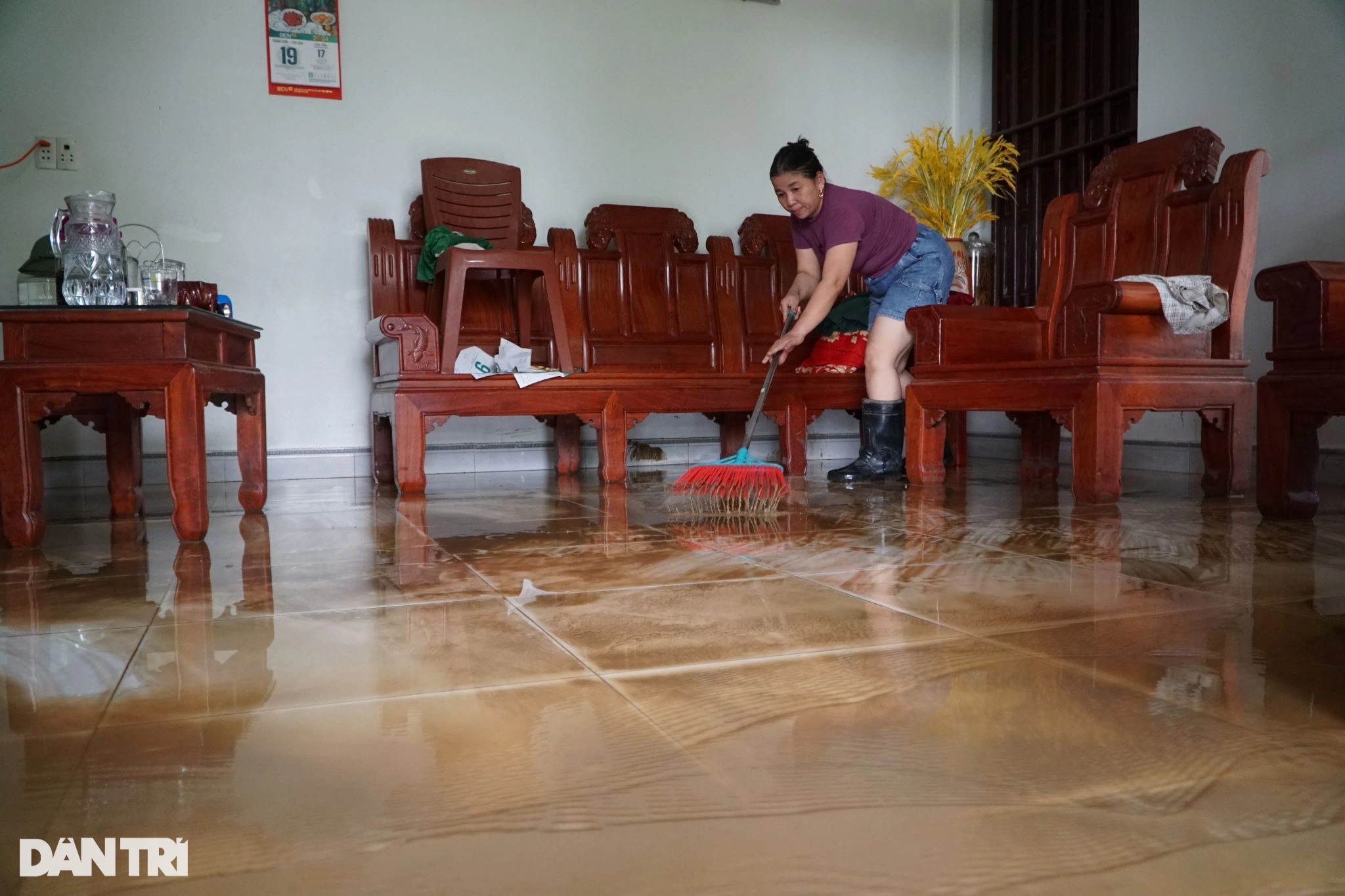 Dân ven sông Lèn trắng đêm trực lũ, nhọc nhằn dọn bùn lầy vì mất điện - 11