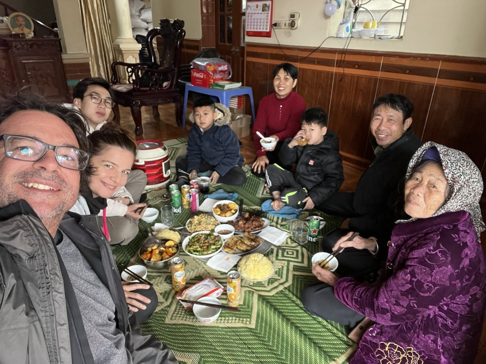 Khách Tây sang Việt Nam đi làm ruộng, tuốt lúa, lần đầu sờ thử con trâu - 4 Khách Tây sang Việt Nam đi làm ruộng, tuốt lúa, lần đầu sờ thử con trâu - 4
