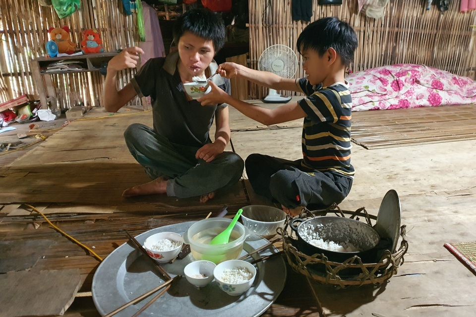 Thương cậu bé trong nhà sàn sắp sập nghỉ học chăm mẹ và người anh khác cha - 3 Thương cậu bé trong nhà sàn sắp sập nghỉ học chăm mẹ và người anh khác cha - 3
