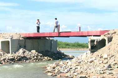 Doanh nghiệp ngang nhiên làm đường ngăn sông Ba để khai thác cát!