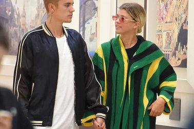 Justin Bieber hò hẹn cùng con gái danh ca "Hello"