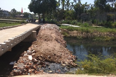 Dân góp tiền đổ đất chặn dòng kênh hôi thối