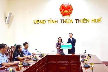 FE CREDIT trao tặng gia đình liệt sĩ Phạm Văn Hướng 300 triệu đồng