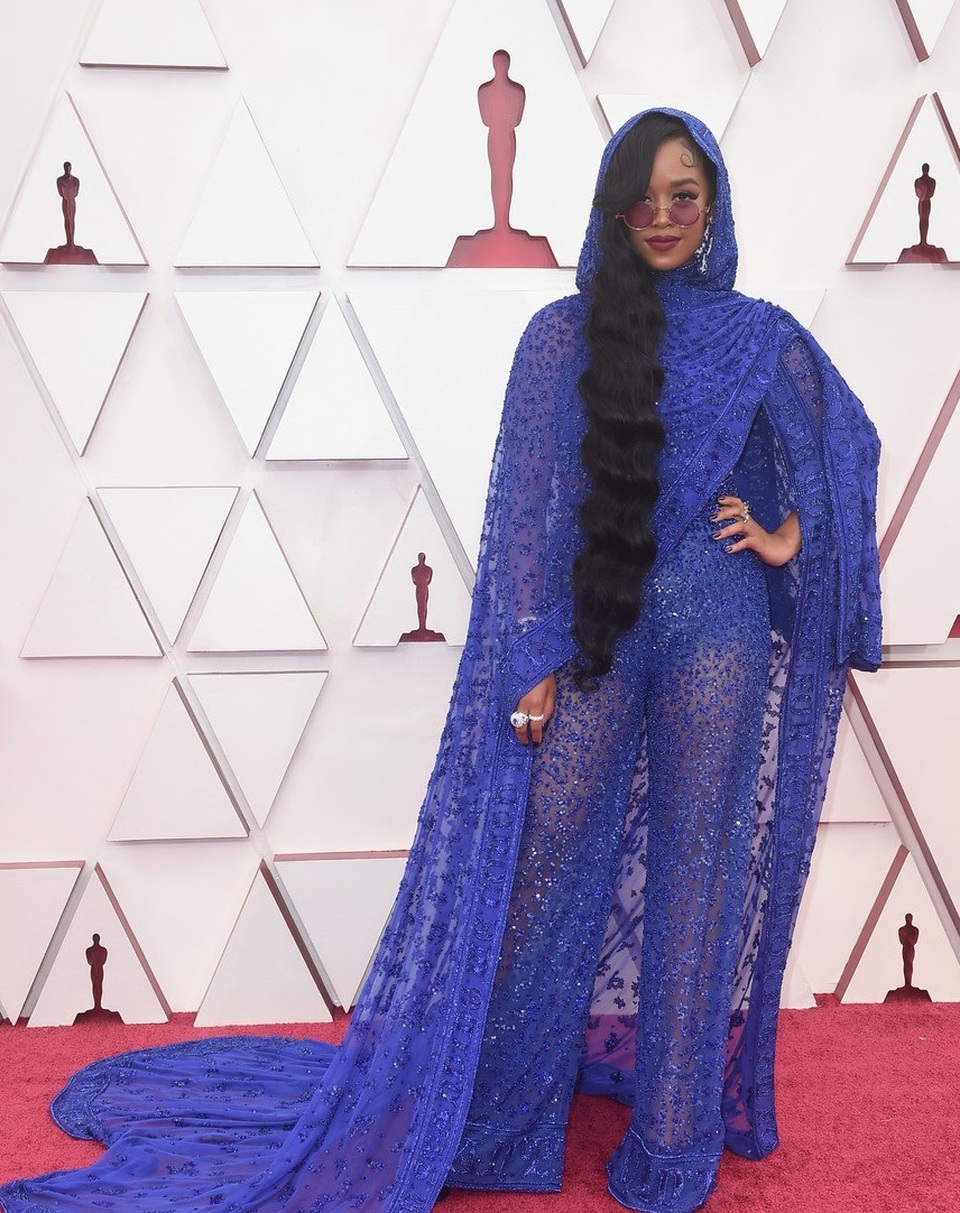 Minh tinh Hollywood mặc váy khoe ngực phẳng lì trên thảm đỏ Oscar 2021 - 8 Minh tinh Hollywood mặc váy khoe ngực phẳng lì trên thảm đỏ Oscar 2021 - 8