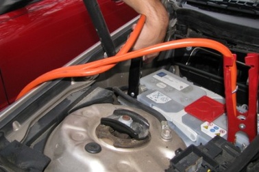 [Infographics]-Hướng dẫn dùng cáp đấu nối ắc-quy để khởi động xe