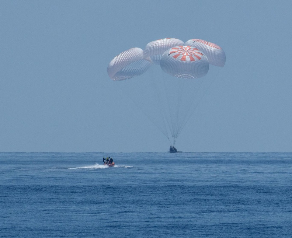 Cú đáp lịch sử đưa phi hành đoàn của NASA trở về Trái Đất an toàn - 1 Cú đáp lịch sử đưa phi hành đoàn của NASA trở về Trái Đất an toàn - 1