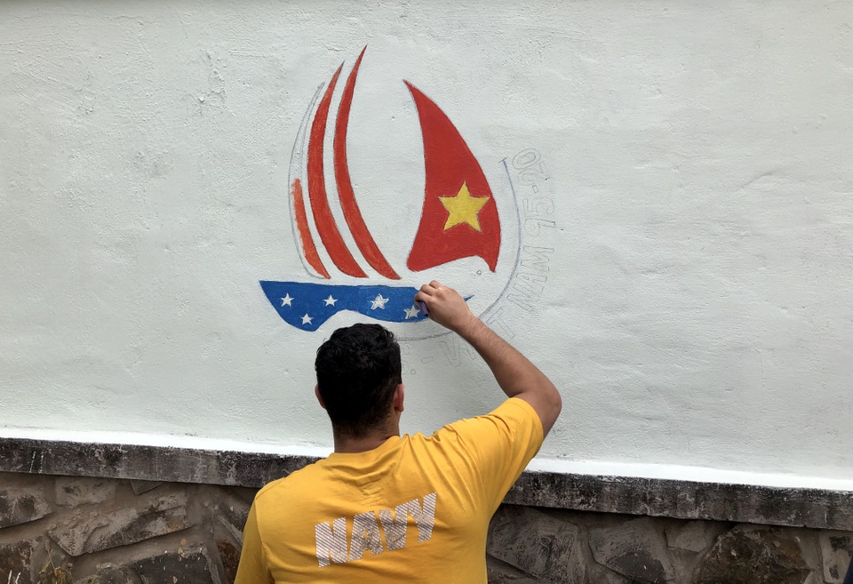 Hải quân Mỹ vẽ tranh, sơn tường trung tâm trẻ bất hạnh ở Đà Nẵng - 5