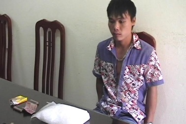 Bắt quả tang đối tượng vận chuyển 1kg ma túy đá