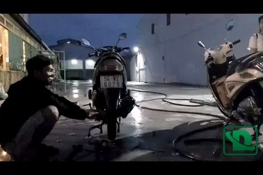 3 anh em sửa miễn phí hàng trăm xe chết máy cho người đi đường