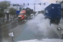 Cú bẻ lái xuất thần của lái xe container giúp tránh va chạm kinh hoàng