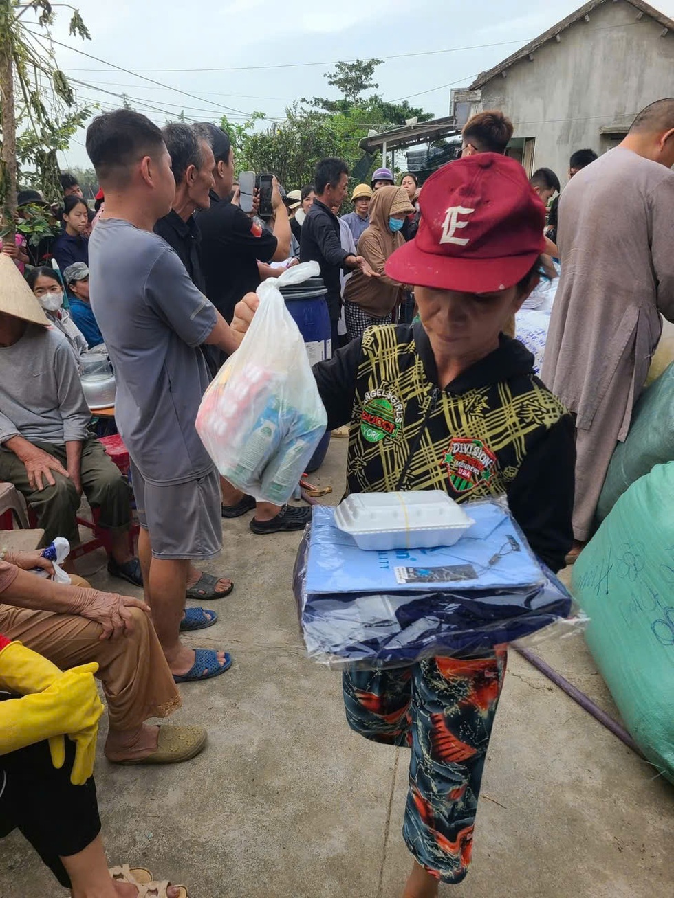 Xưởng may ngừng kinh doanh, chuẩn bị 10.000 chăn ấm tặng đồng bào vùng lũ - 5 Xưởng may ngừng kinh doanh, chuẩn bị 10.000 chăn ấm tặng đồng bào vùng lũ - 5