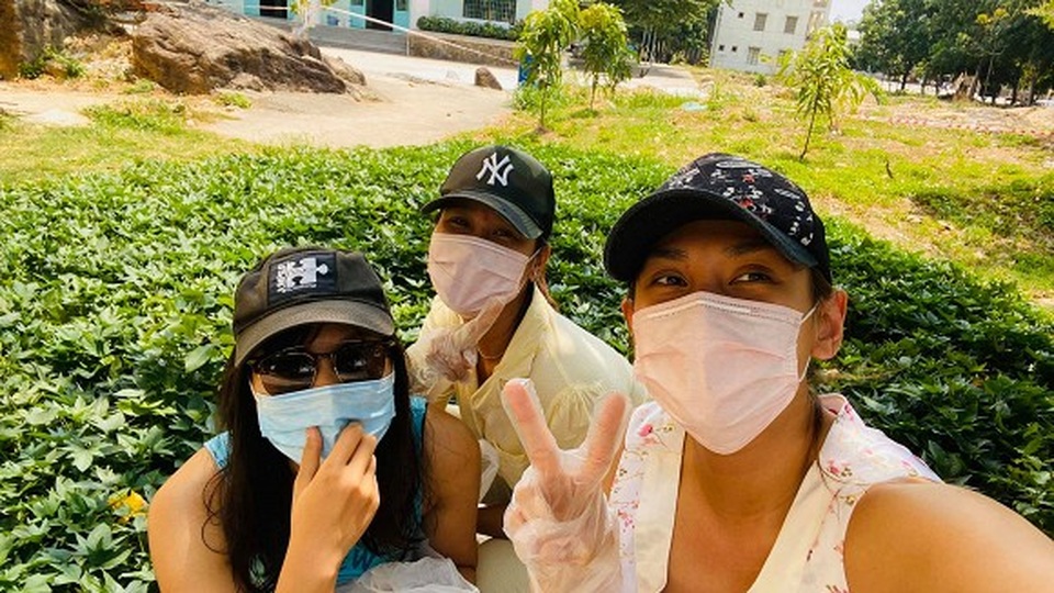 Siêu mẫu Võ Hoàng Yến hái rau lang “cải thiện” bữa ăn ở khu cách ly - 5 Siêu mẫu Võ Hoàng Yến hái rau lang “cải thiện” bữa ăn ở khu cách ly - 5