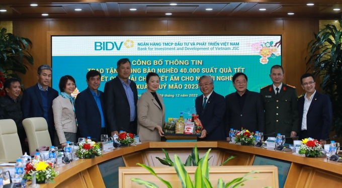 BIDV trao biển phối hợp với Tổng Liên đoàn Lao động Việt Nam tặng quà Tết cho công nhân, người lao động