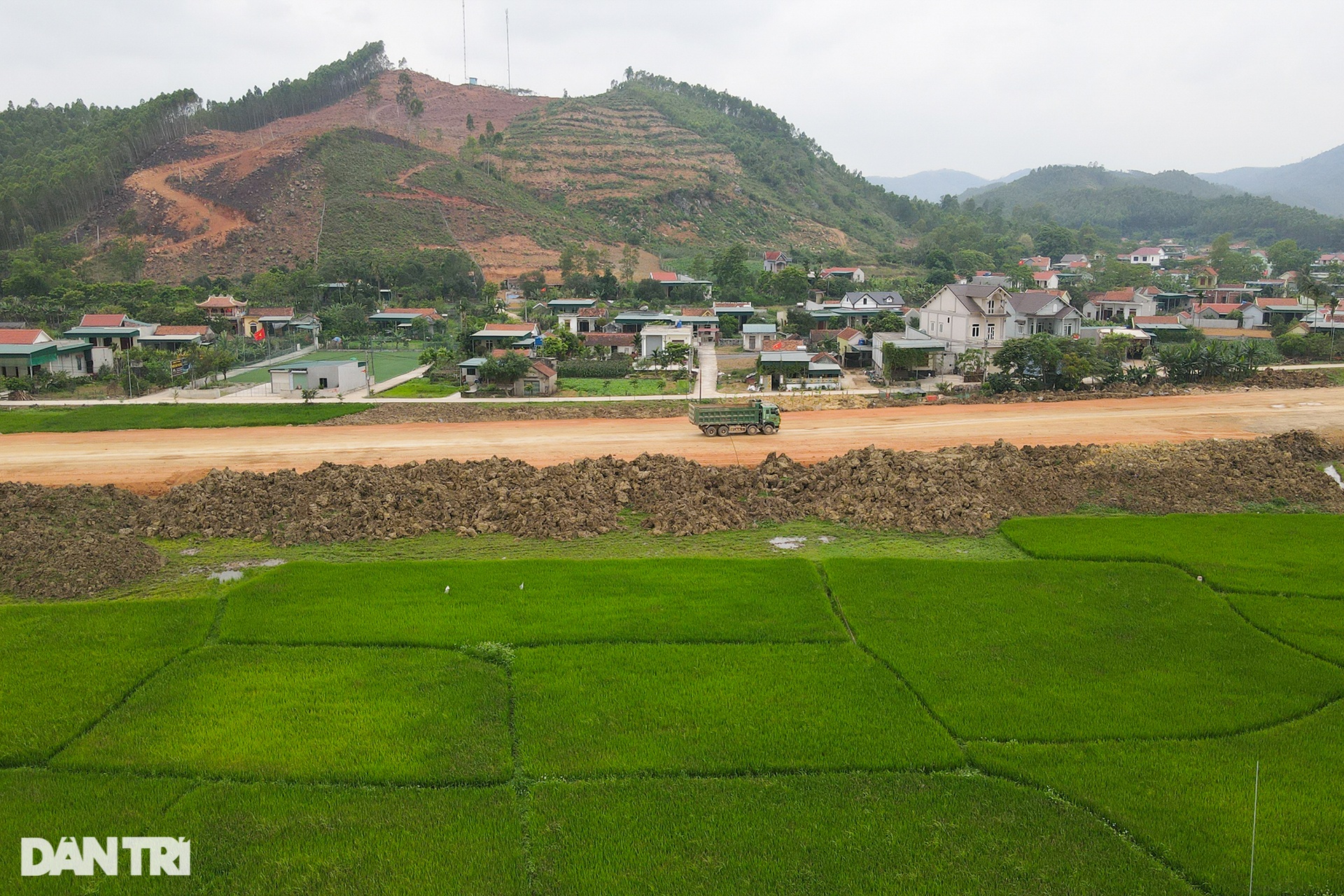 Thảm những mét đường nhựa đầu tiên trên cao tốc Ninh Bình - Thanh Hóa - 12 Thảm những mét đường nhựa đầu tiên trên cao tốc Ninh Bình - Thanh Hóa - 12
