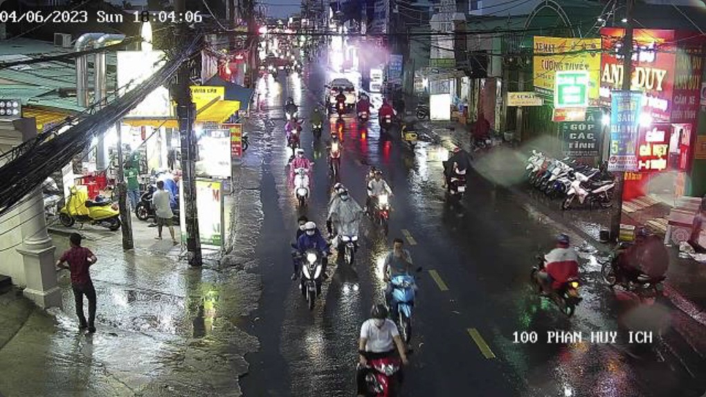 Mưa dông khắp TPHCM tối và đêm 4/6 - 2 Mưa dông khắp TPHCM tối và đêm 4/6 - 2