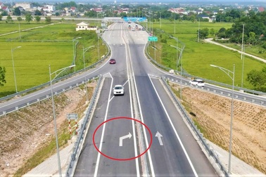 Vạch kẻ đường khó hiểu trên nút giao cao tốc qua Hà Tĩnh
