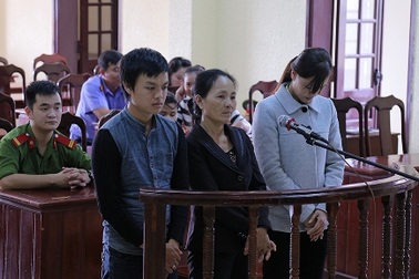 Mua bán thuốc nổ, mẹ đưa cả con trai và cháu vào tù