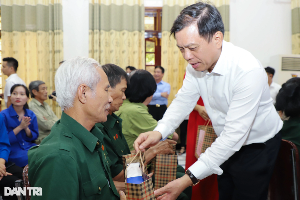 Phó Chủ tịch nước thăm, tặng quà thương, bệnh binh nặng tại Nghệ An - 4 Phó Chủ tịch nước thăm, tặng quà thương, bệnh binh nặng tại Nghệ An - 4