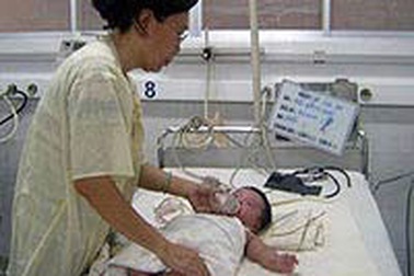 Cứu sống hai trẻ sốc sốt xuất huyết nặng