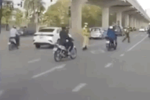 Chạy chốt 141, thanh niên đâm thẳng vào người cảnh sát