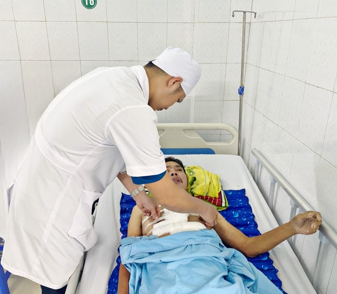 Bệnh nhân Nguyễn Đình M. được các bác sĩ thăm khám sau phẫu thuật (Ảnh: BVĐK Thanh Hóa)