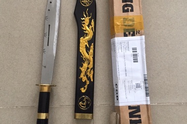 Mua công cụ hỗ trợ, dao tự chế trên mạng về phòng thân