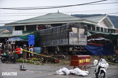 Hiện trường vụ xe tải lao vào chợ khiến 3 người chết, 9 người bị thương