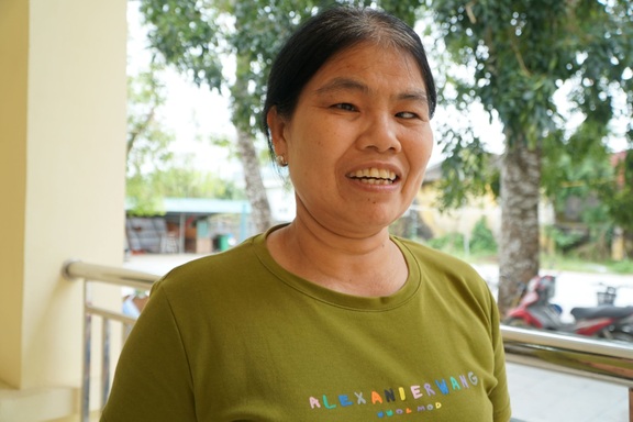 Người phụ nữ khiếm thị mất nhà sau bão vui mừng nhận quà từ bạn đọc Dân trí