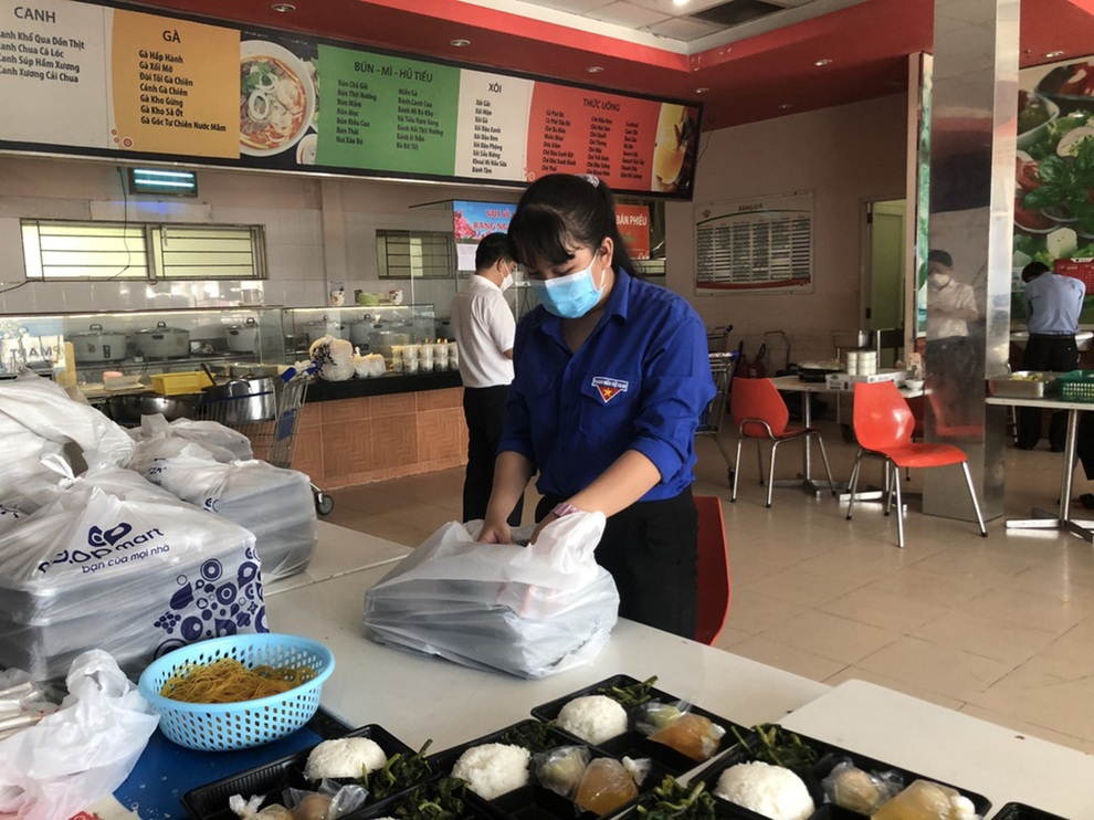 Nữ sinh lớp 11 tham gia đội tình nguyện: Từng mất ăn mất ngủ khi gặp F0 - 2 Nữ sinh lớp 11 tham gia đội tình nguyện: Từng mất ăn mất ngủ khi gặp F0 - 2