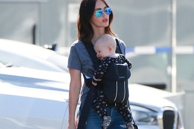"Biểu tượng gợi cảm" Megan Fox làm mẹ đảm xuống phố