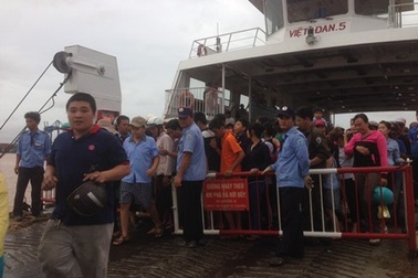 Lệch cầu dẫn phà Cát Lái, hàng trăm người dân bị “chôn chân” ở 2 đầu