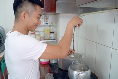 Phan Hiển lần đầu vào bếp lóng ngóng nấu cơm thay Khánh Thi