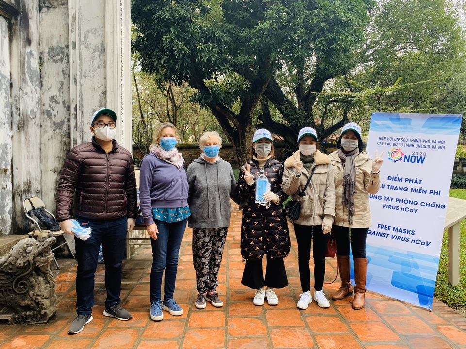 Du khách nước ngoài bất ngờ vì được tặng khẩu trang miễn phí - 10 Du khách nước ngoài bất ngờ vì được tặng khẩu trang miễn phí - 10