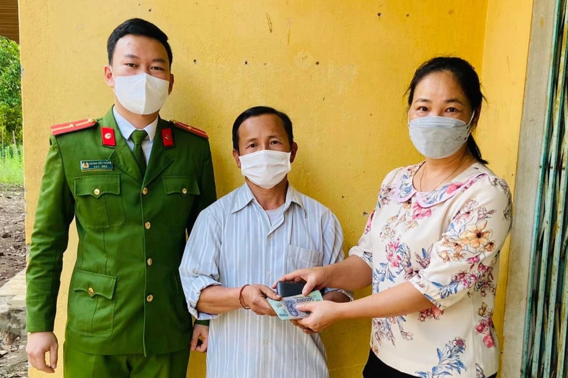 Người cha nghèo bật khóc khi nhận lại tiền đánh rơi - 1 Người cha nghèo bật khóc khi nhận lại tiền đánh rơi - 1