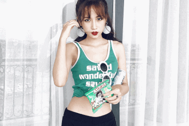 Ai bảo nhỏ bé thì không thể sexy, cô gái 9X này chứng minh điều ngược lại