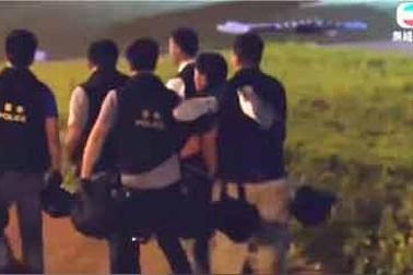 Hong Kong bắt 7 cảnh sát đánh người trong "góc tối"