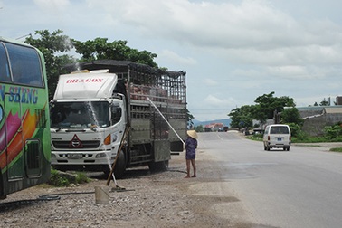 Ngán ngẩm với cảnh tắm lợn trên quốc lộ 1A 