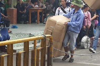 Hé lộ lí do dân ùn ùn đi xách hàng thuê