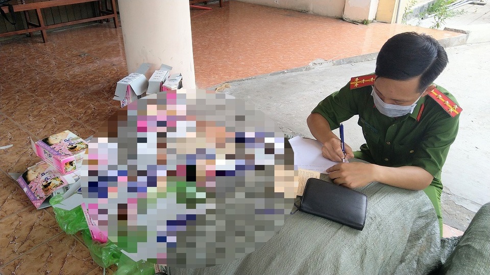 Bắt xe khách tuyến dài nhưng chở hàng hóa nghi nhập lậu - 1 Bắt xe khách tuyến dài nhưng chở hàng hóa nghi nhập lậu - 1