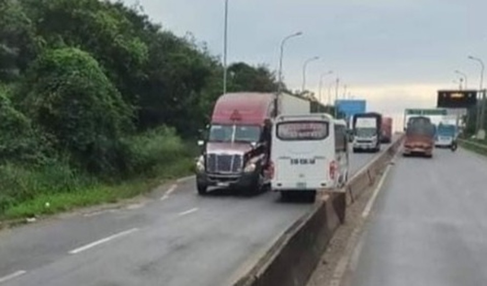 Tước bằng lái tài xế chạy xe khách ngược chiều trên quốc lộ - 1 Tước bằng lái tài xế chạy xe khách ngược chiều trên quốc lộ - 1